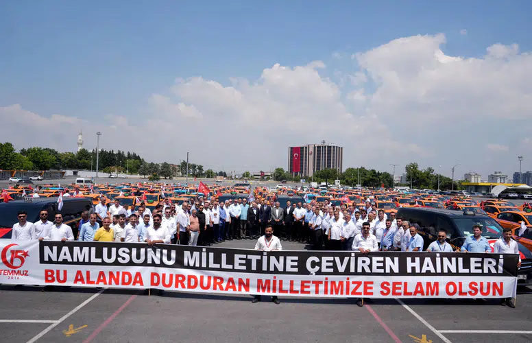 Taksicilerden 15 Temmuz anısına İstanbul'da anlamlı konvoy