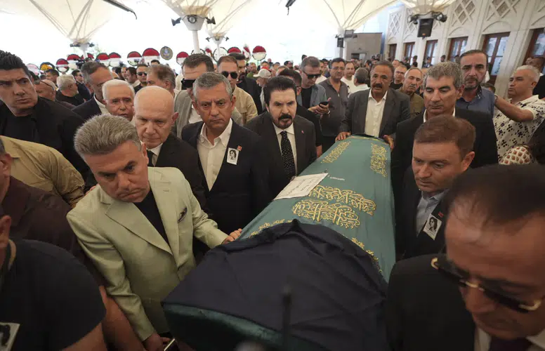 Eski CHP Genel Başkanı Deniz Baykal'ın eşi son yolculuğuna uğurlandı