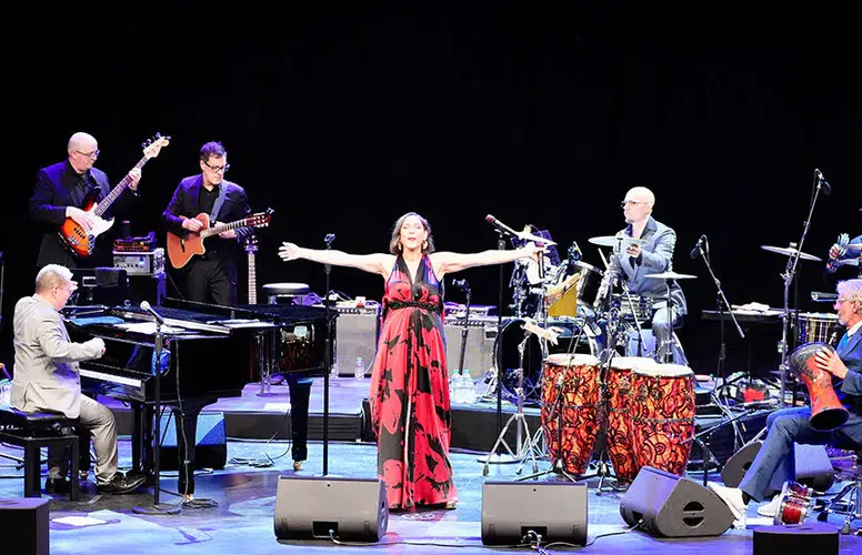 Pink Martini, Storm Large ile 22 Temmuz’da Harbiye’de sahne alacak