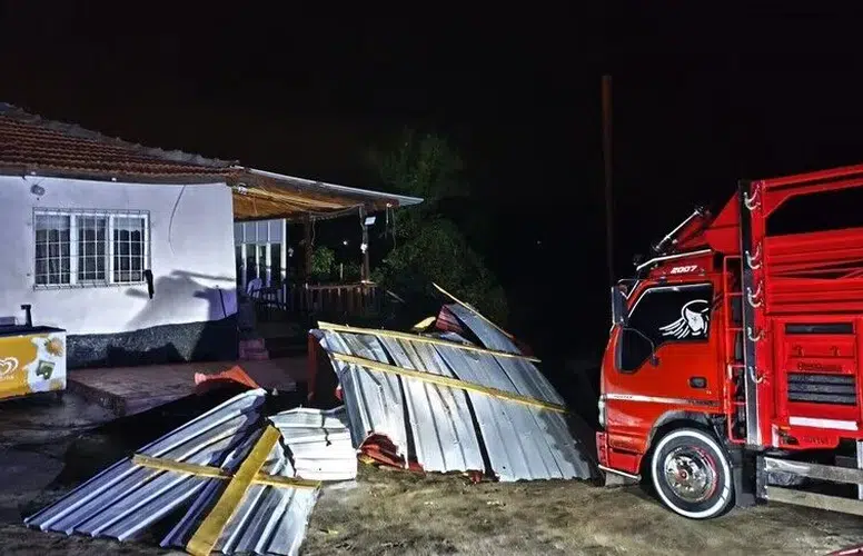 Kırıkkale’de fırtına: İki minare yıkıldı, araçlar zarar gördü