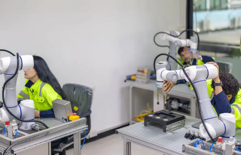 İnsansı robotlar iş hayatına hazırlanıyor: Robot okulları açıldı