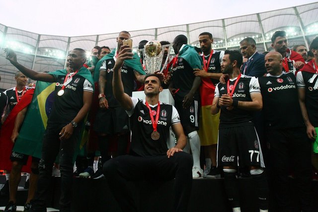 Süper Lig'de şampiyon Beşiktaş'ın kupa sevinci 1