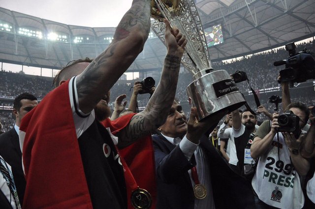Süper Lig'de şampiyon Beşiktaş'ın kupa sevinci 10