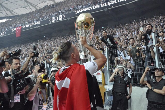 Süper Lig'de şampiyon Beşiktaş'ın kupa sevinci 11