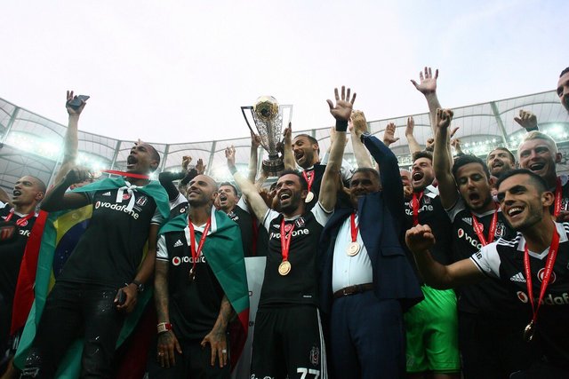 Süper Lig'de şampiyon Beşiktaş'ın kupa sevinci 12