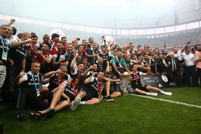 Süper Lig'de şampiyon Beşiktaş'ın kupa sevinci 16