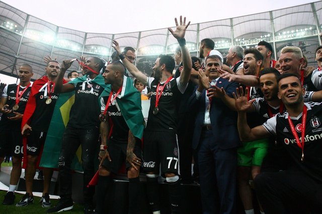 Süper Lig'de şampiyon Beşiktaş'ın kupa sevinci 18