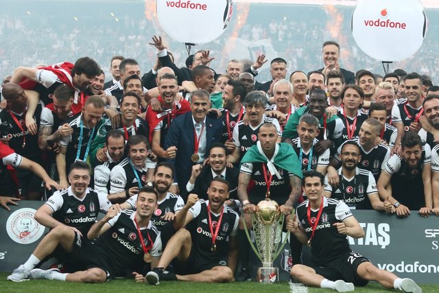 Süper Lig'de şampiyon Beşiktaş'ın kupa sevinci 24