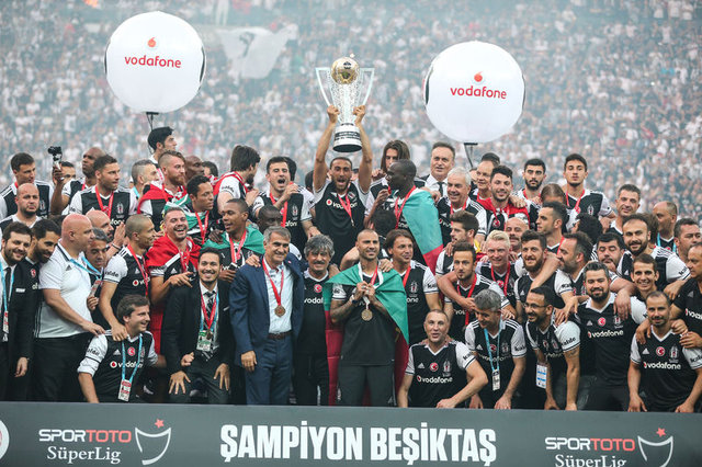 Süper Lig'de şampiyon Beşiktaş'ın kupa sevinci 25