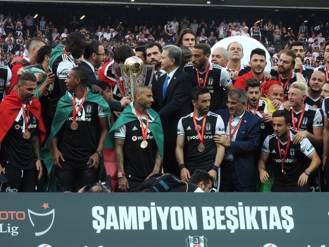Süper Lig'de şampiyon Beşiktaş'ın kupa sevinci 27