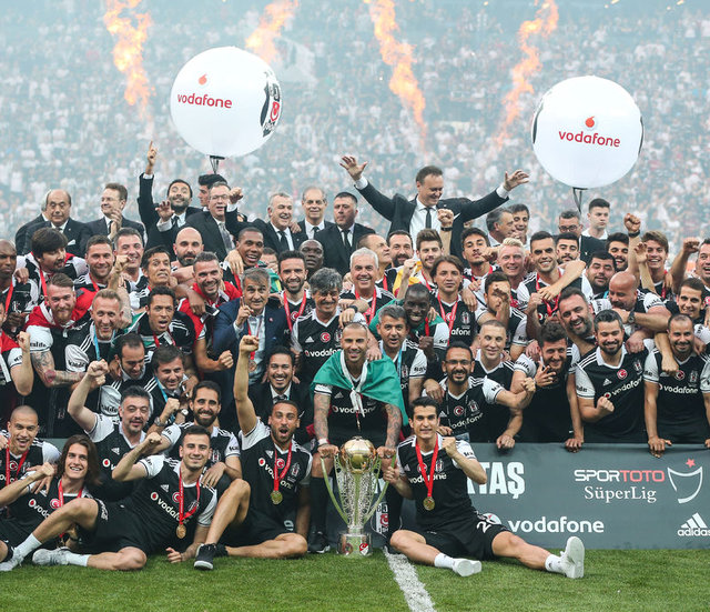 Süper Lig'de şampiyon Beşiktaş'ın kupa sevinci 28