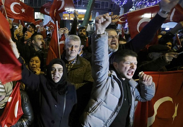 Referandum kutlamalarına meydanlarda başladı! 3