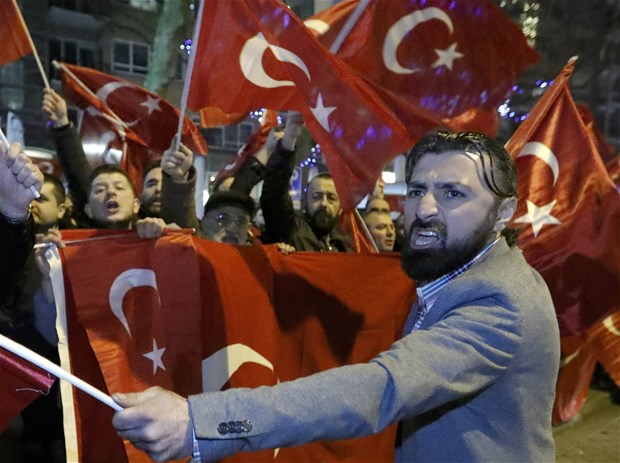 Referandum kutlamalarına meydanlarda başladı! 11