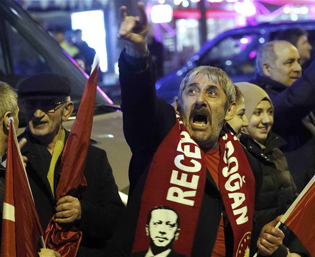Referandum kutlamalarına meydanlarda başladı! 9