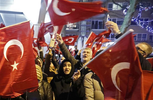 Referandum kutlamalarına meydanlarda başladı! 4