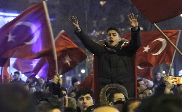 Referandum kutlamalarına meydanlarda başladı! 1