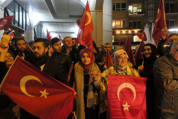 Referandum kutlamalarına meydanlarda başladı! 6