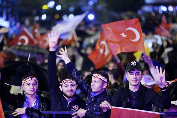 Referandum kutlamalarına meydanlarda başladı! 10