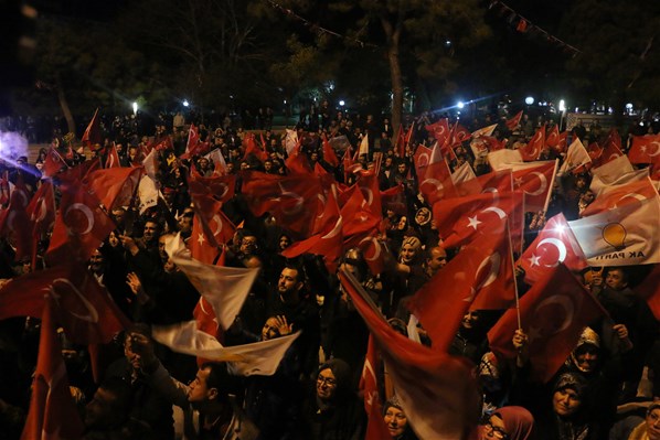 Referandum kutlamalarına meydanlarda başladı! 7