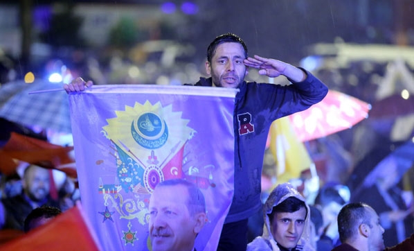 Referandum kutlamalarına meydanlarda başladı! 12