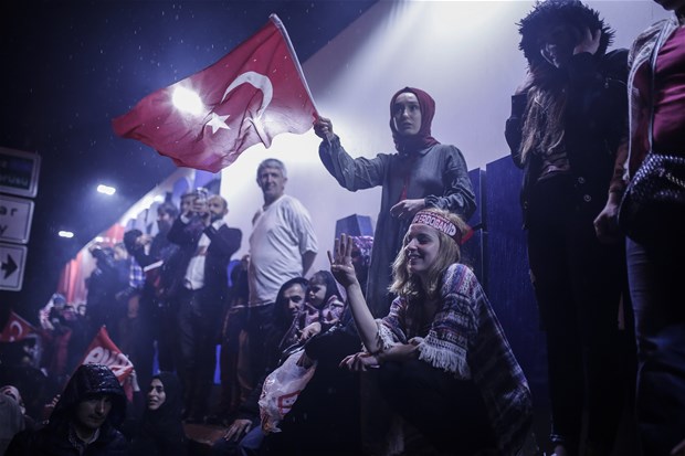 Referandum kutlamalarına meydanlarda başladı! 13