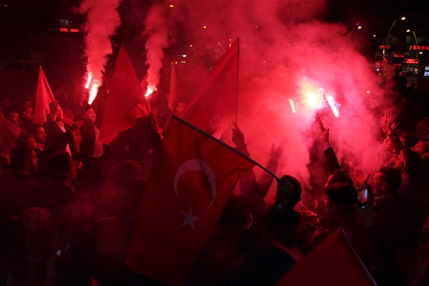 Referandum kutlamalarına meydanlarda başladı! 14