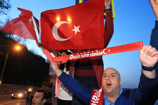 Referandum kutlamalarına meydanlarda başladı! 15