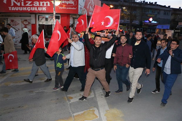 Referandum kutlamalarına meydanlarda başladı! 17