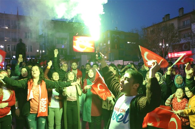 Referandum kutlamalarına meydanlarda başladı! 18