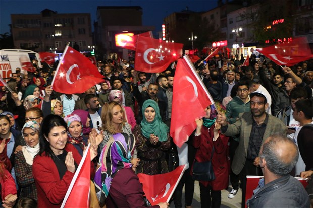 Referandum kutlamalarına meydanlarda başladı! 19