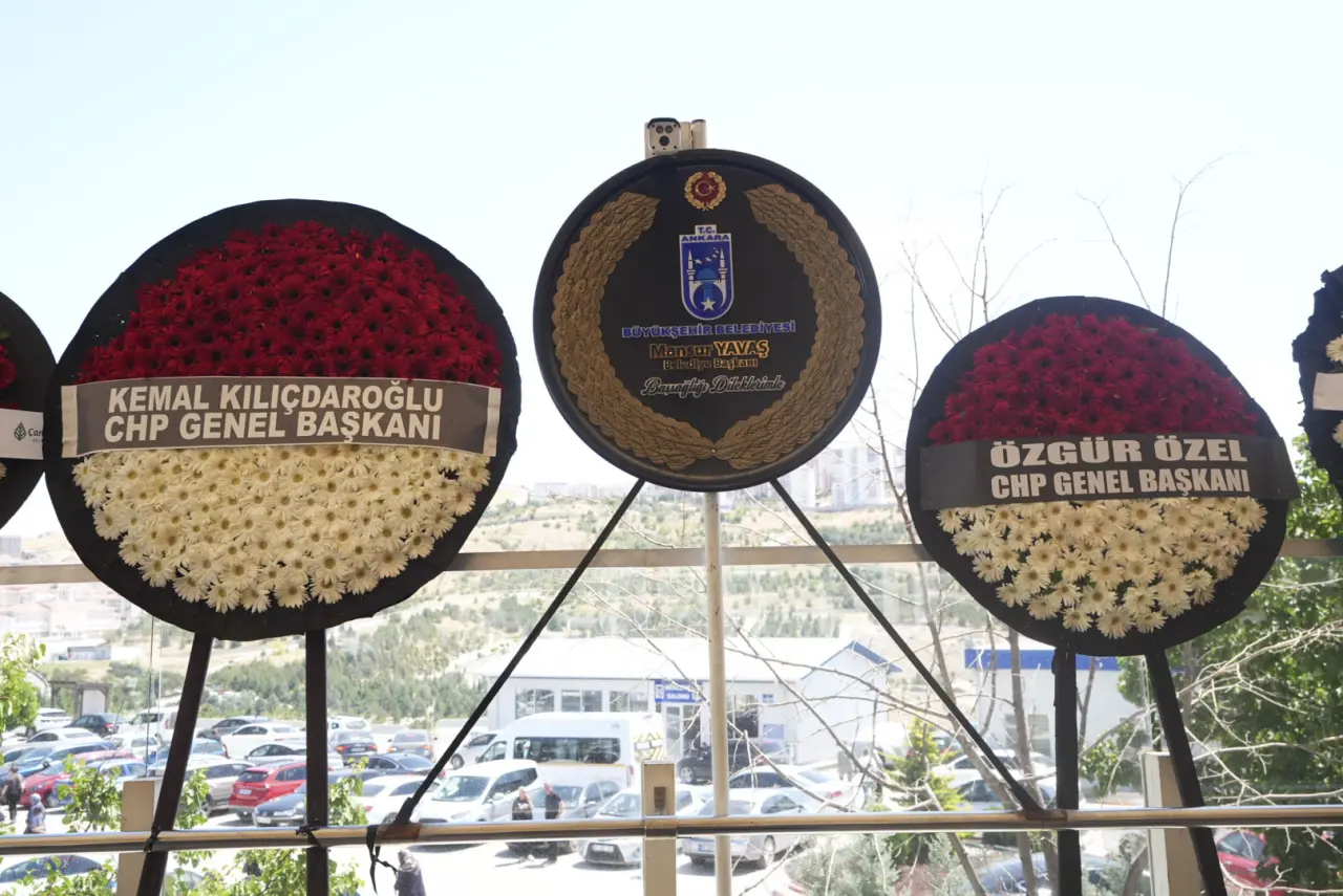 Eski CHP Genel Başkanı Deniz Baykal'ın eşi son yolculuğuna uğurlandı 3