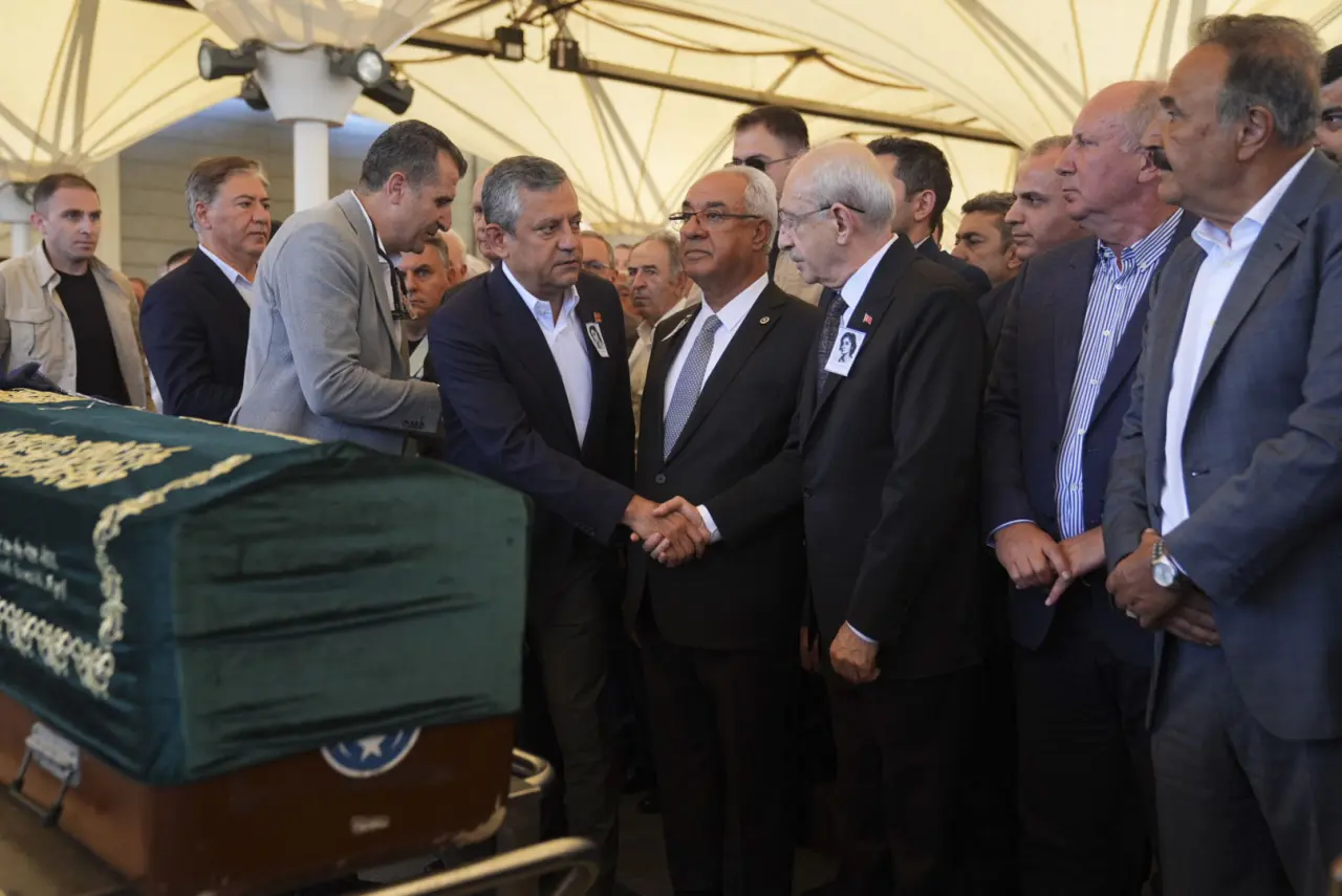 Eski CHP Genel Başkanı Deniz Baykal'ın eşi son yolculuğuna uğurlandı 1
